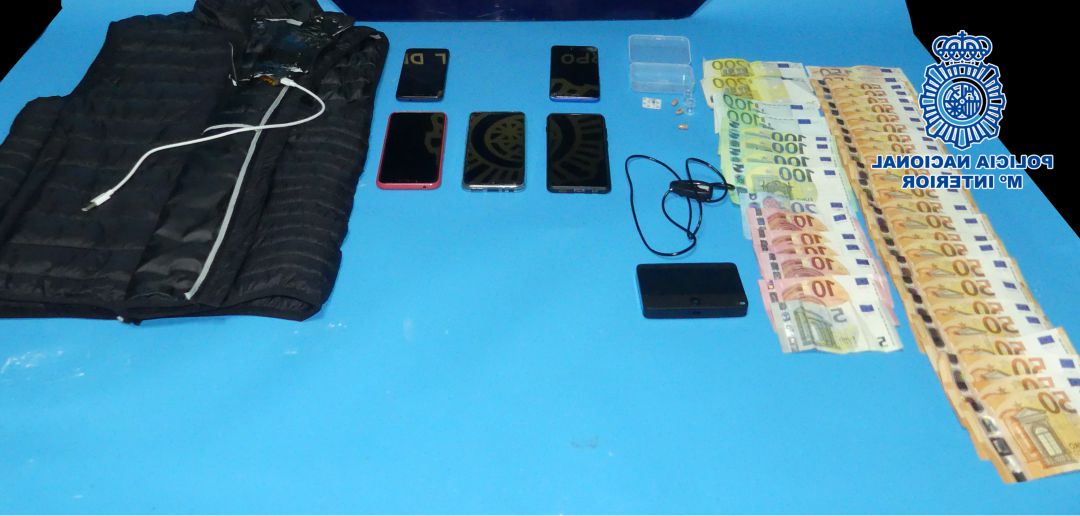 Incautación a una red dedicada a facilitar dispositivos electrónicos para superar el carnet de conducir Incautación a una red dedicada a facilitar dispositivos electrónicos para superar el carnet de conducir