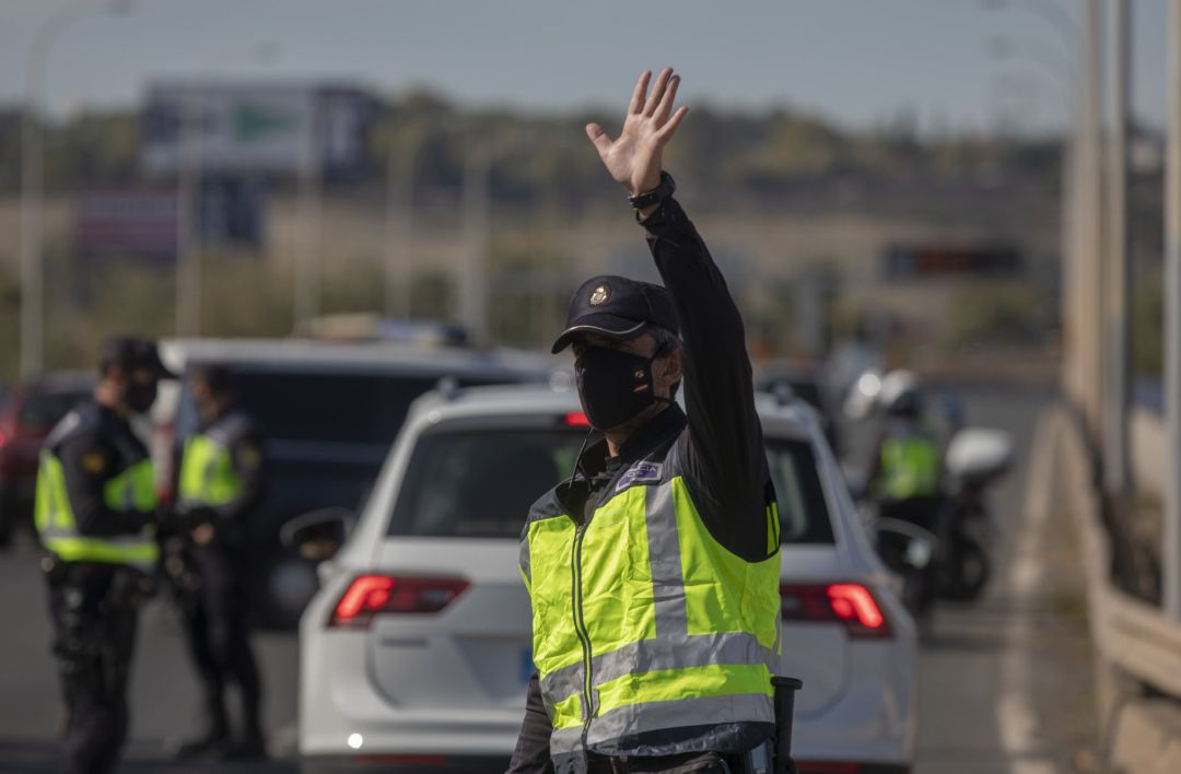 Agentes de la policía nacional durante un control. Agentes de la policía nacional durante un control.