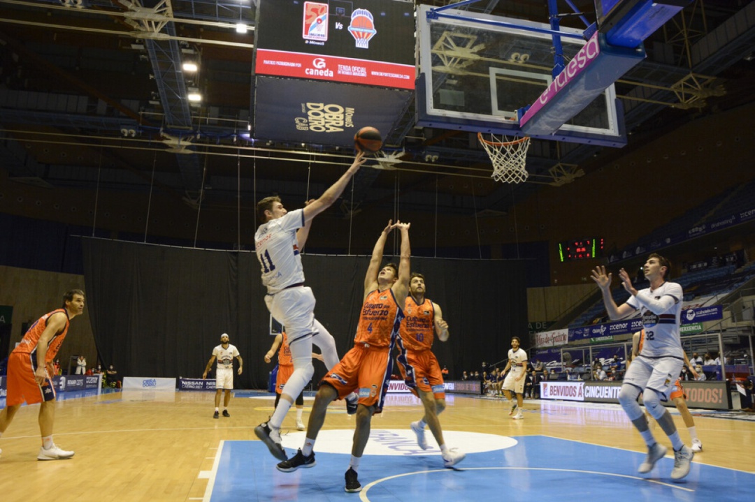 Birutis lanza a canasta en el partido ante Valencia Basket Birutis lanza a canasta en el partido ante Valencia Basket
