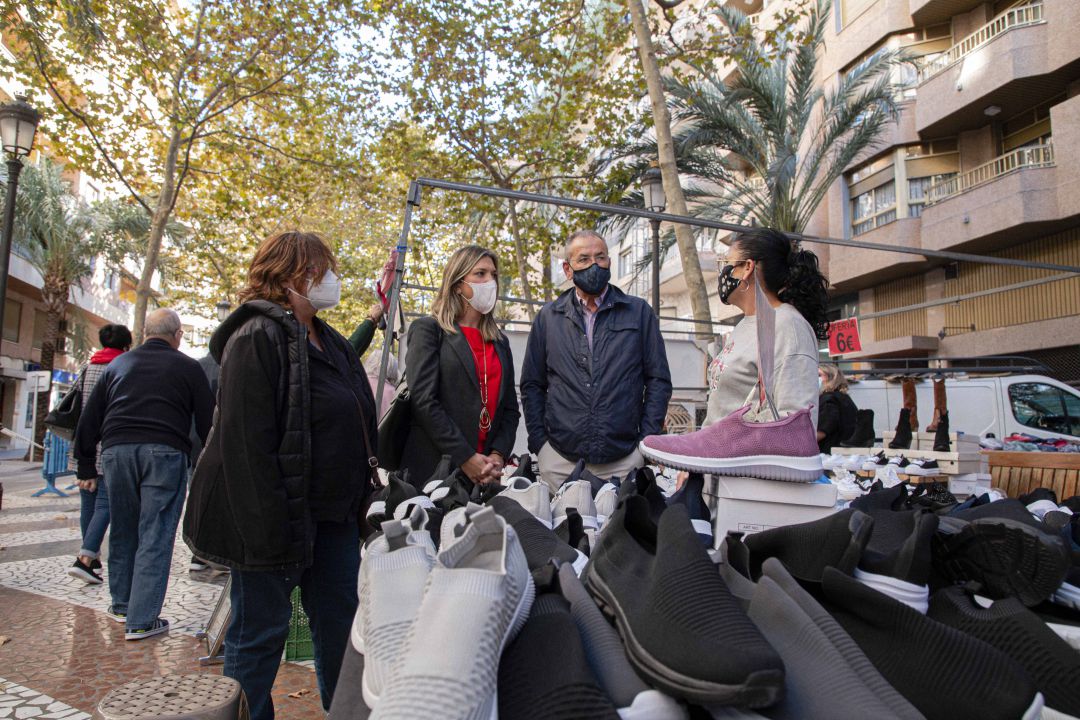 Mercadillo de los martes en el Passeig de les Germanies de Gandia Mercadillo de los martes en el Passeig de les Germanies de Gandia