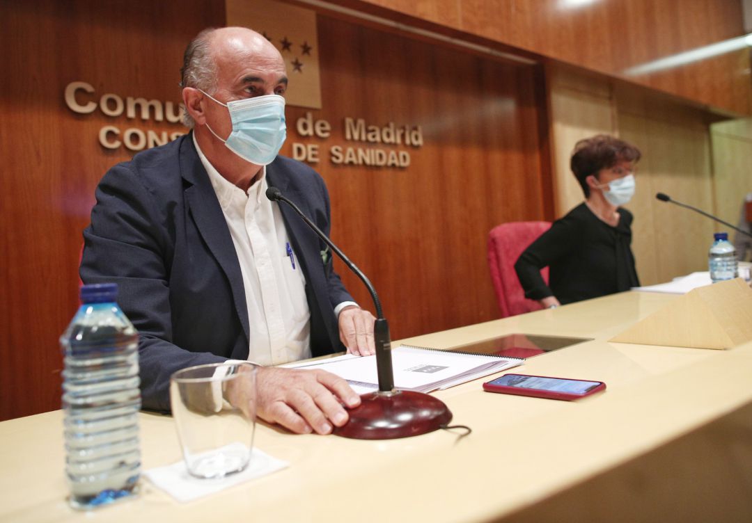 El viceconsejero de Salud Pública y Plan Covid-19, Antonio Zapatero, acompañado por la directora general de Salud Pública, Elena Andradas. El viceconsejero de Salud Pública y Plan Covid-19, Antonio Zapatero, acompañado por la directora general de Salud Pública, Elena Andradas.