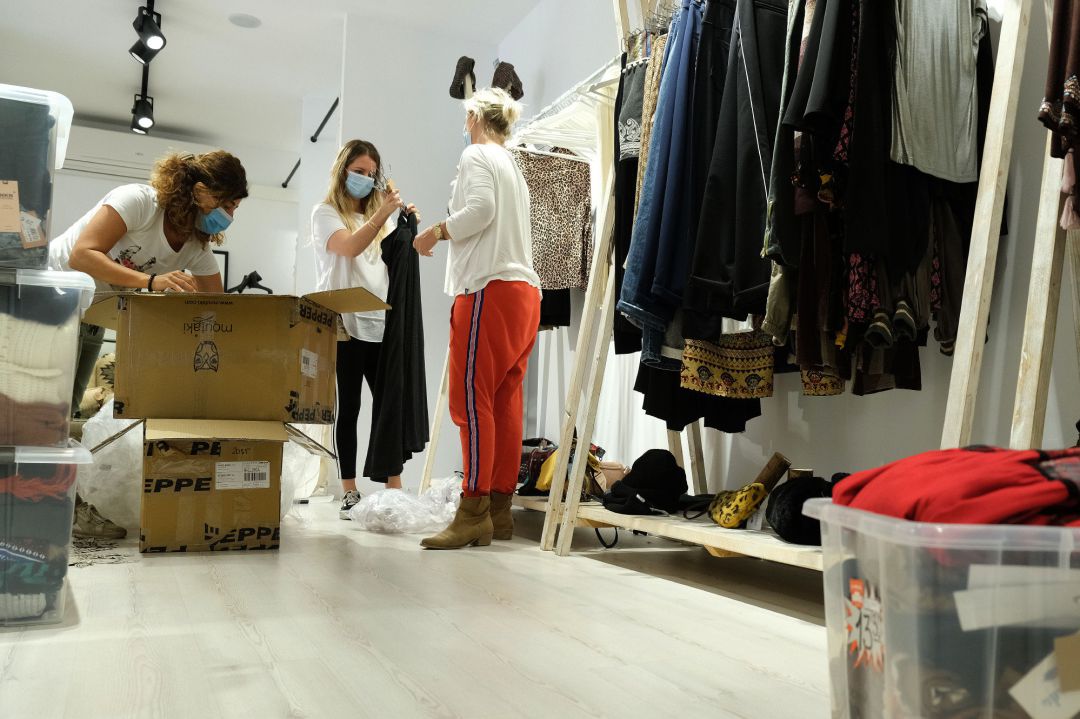 Empleadas de una tienda de ropa en Palma se preparan para abrir al público. Empleadas de una tienda de ropa en Palma se preparan para abrir al público.