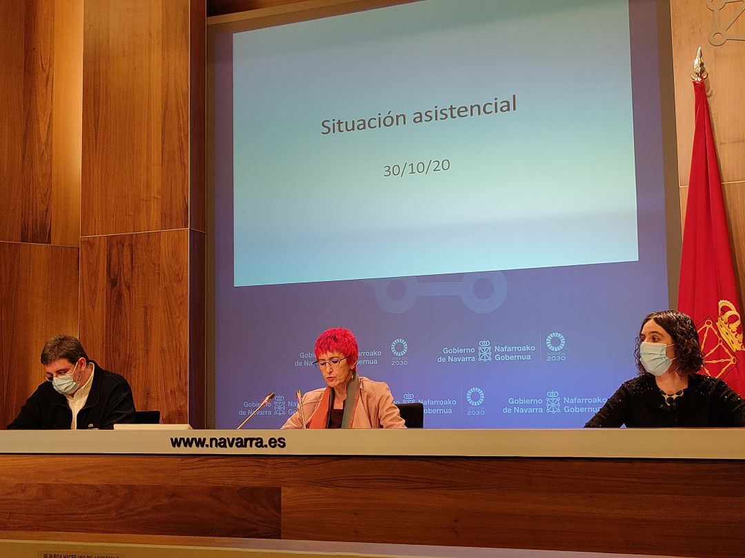 Comparecencia de Alfredo Martínez, gerente del CHN, Santos Indurain, consejera de Salud, y Ana Ariztegui, responsable de Atención Primaria. Comparecencia de Alfredo Martínez, gerente del CHN, Santos Indurain, consejera de Salud, y Ana Ariztegui, responsable de Atención Primaria.