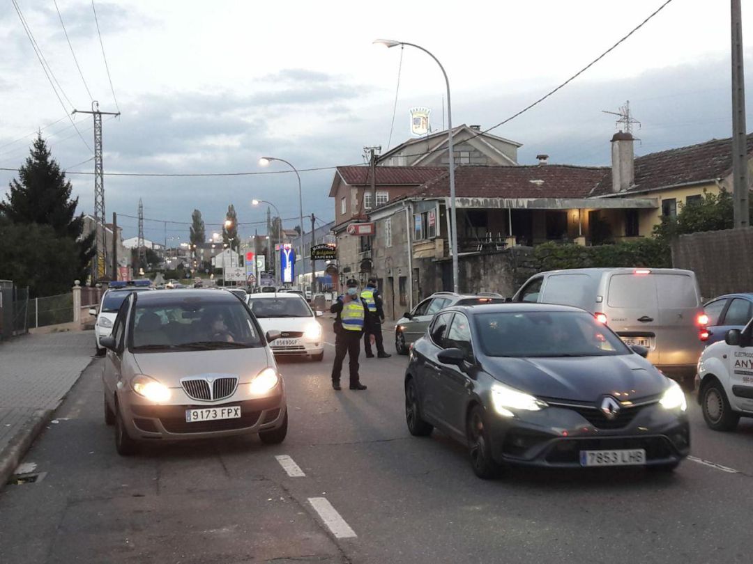 La Policía Local controla el cierre perimetral de Pontevedra en la Avenida de Lugo La Policía Local controla el cierre perimetral de Pontevedra en la Avenida de Lugo