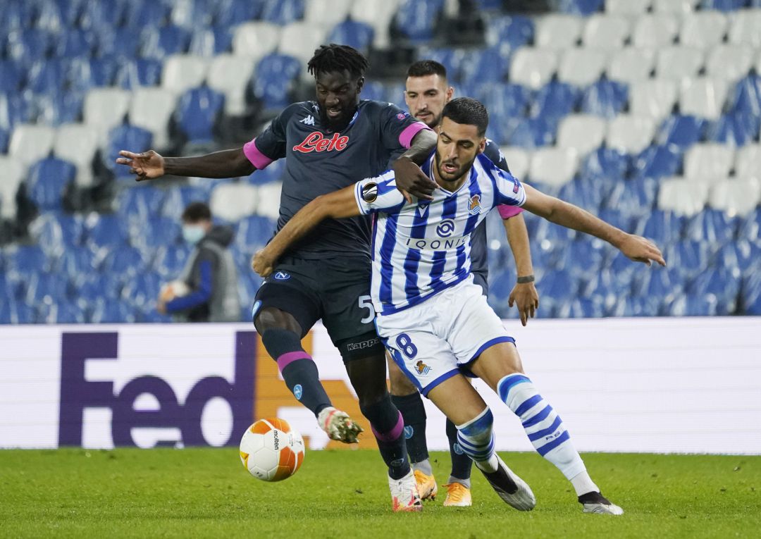 Merino pugna por un balón con Bakayoko Merino pugna por un balón con Bakayoko