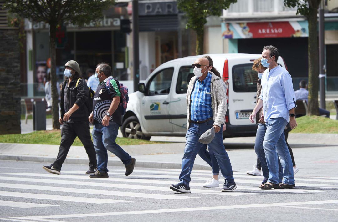 Transeúntes pasean por calles de Santander Transeúntes pasean por calles de Santander