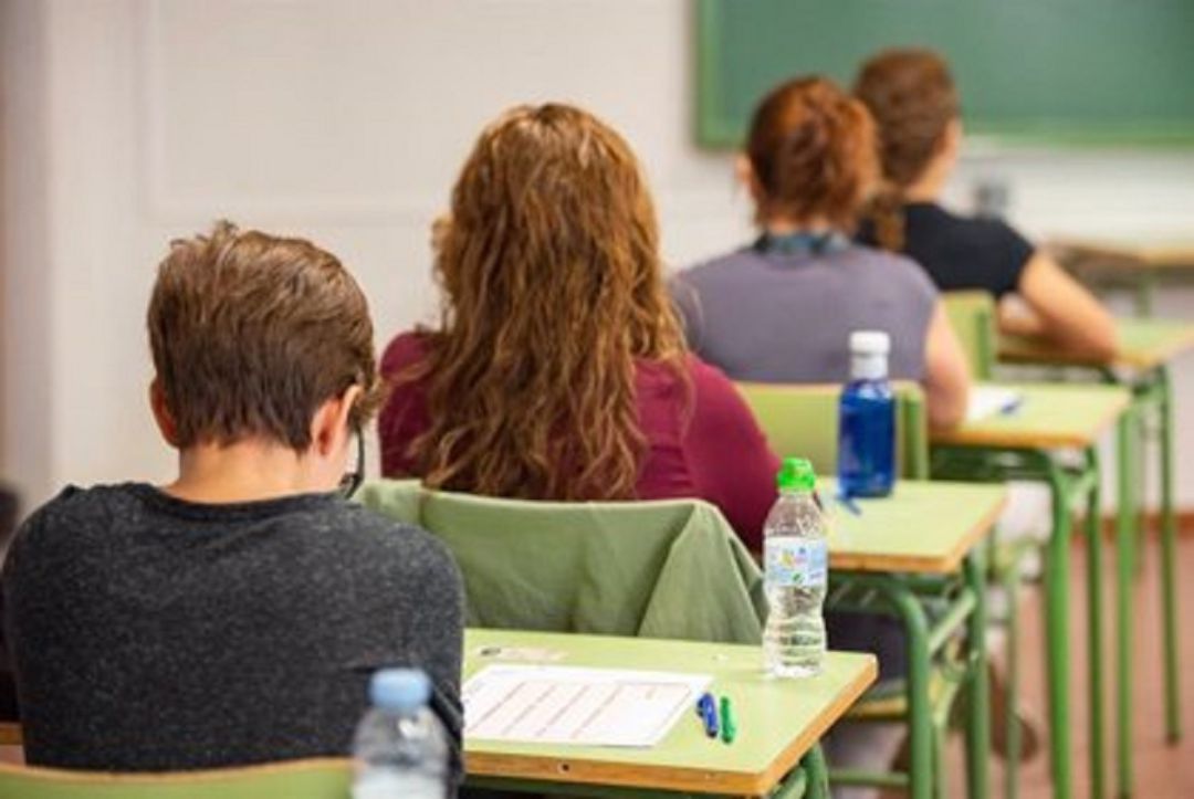 Alumnos realizando un examen en un aula. Alumnos realizando un examen en un aula.