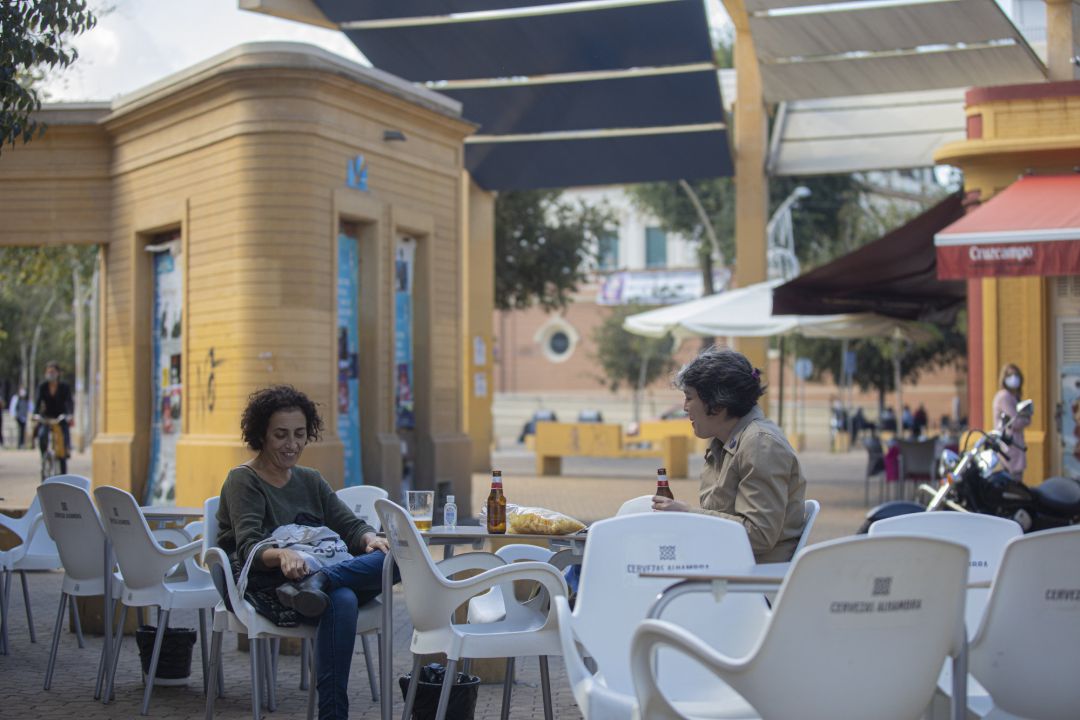Dos mujeres en el velador de un bar de la Alameda Dos mujeres en el velador de un bar de la Alameda