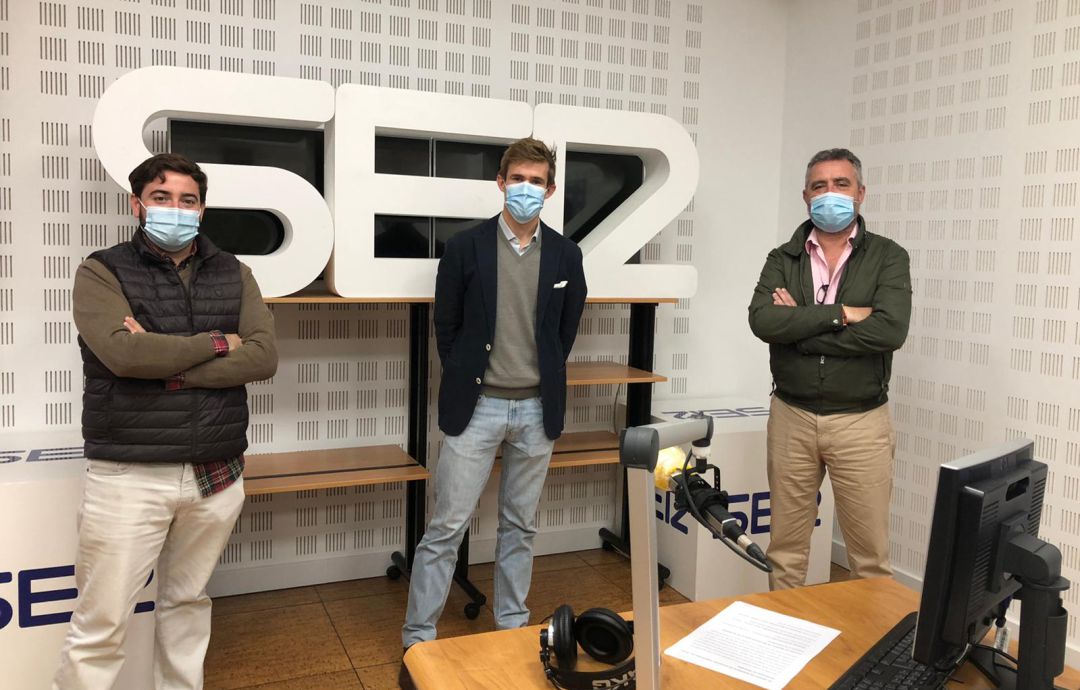 De izquierda a derecha, José Manuel Peña, el torero Javier Jiménez y Paco García tras la grabación del programa El Toreo De izquierda a derecha, José Manuel Peña, el torero Javier Jiménez y Paco García tras la grabación del programa El Toreo