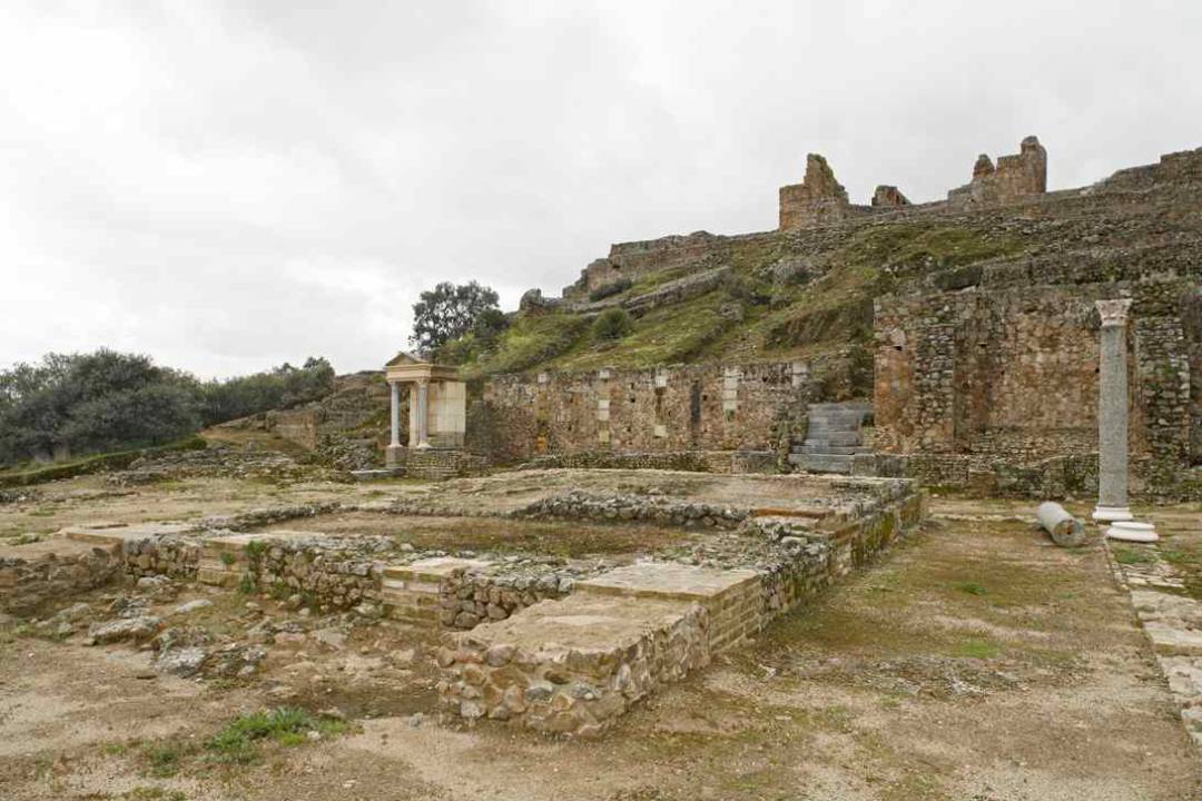 Restos de la ciudad romana de Munigua en la provincia de Sevilla Restos de la ciudad romana de Munigua en la provincia de Sevilla