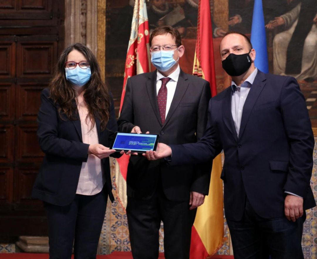 Mónica Oltra, Ximo Puig y Rubén Dalmau, sostienen la " tablet" que contiene el proyecto de ley de los presupuestos de la Generalitat de 2021 Mónica Oltra, Ximo Puig y Rubén Dalmau, sostienen la " tablet" que contiene el proyecto de ley de los presupuestos de la Generalitat de 2021