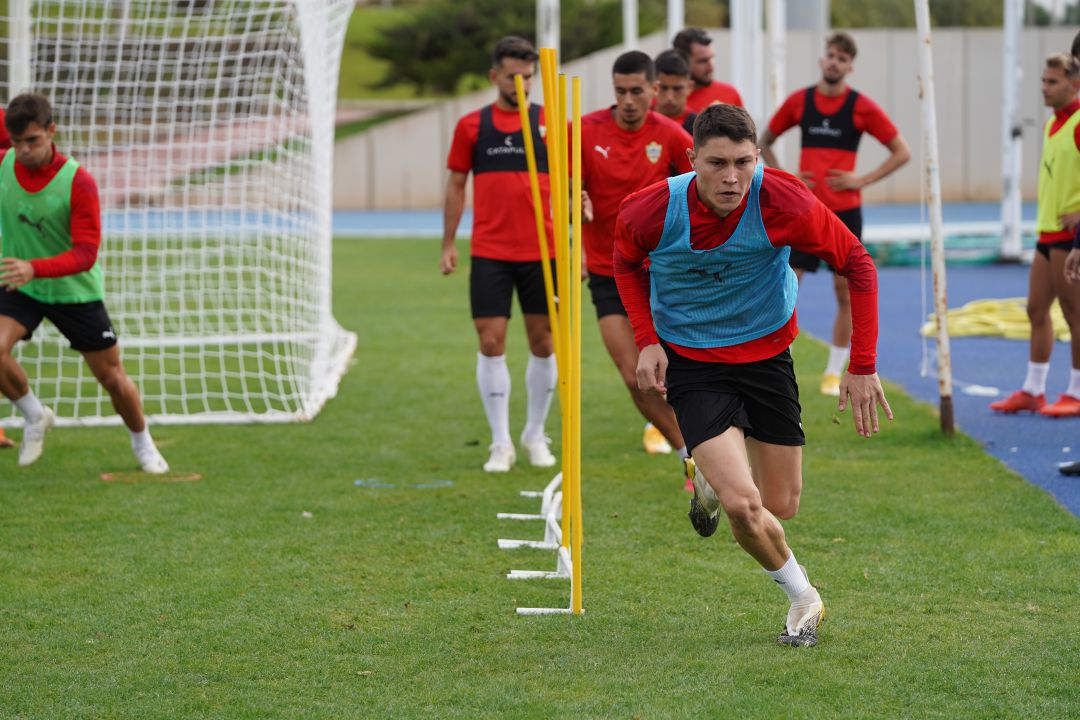Jorge Cuenca en un entrenamiento con el Almería. Jorge Cuenca en un entrenamiento con el Almería.