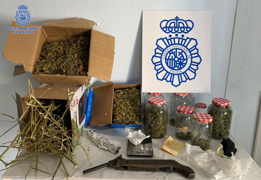 La Policía Nacional y la Policía Local de Alcázar de San Juan desalojan una fiesta en un local en el que también se traficaba con estupefacientes La Policía Nacional y la Policía Local de Alcázar de San Juan desalojan una fiesta en un local en el que también se traficaba con estupefacientes