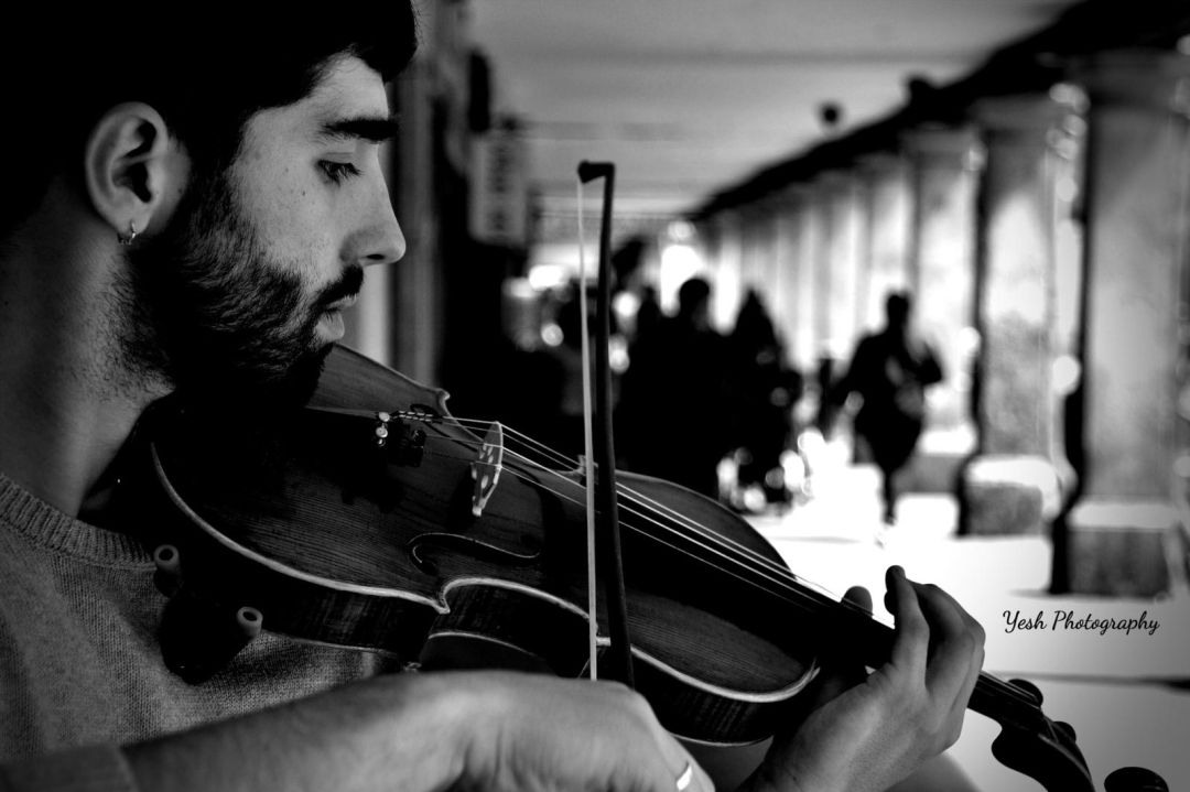 Miguel Marazuela tocando en la calle Mayor. Miguel Marazuela tocando en la calle Mayor.