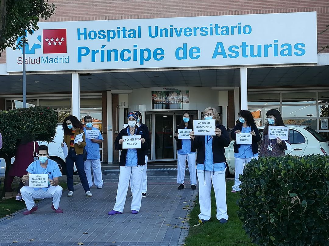 Protesta de enfermeras ante la puerta del Hospital Príncipe de Asturias. Protesta de enfermeras ante la puerta del Hospital Príncipe de Asturias.