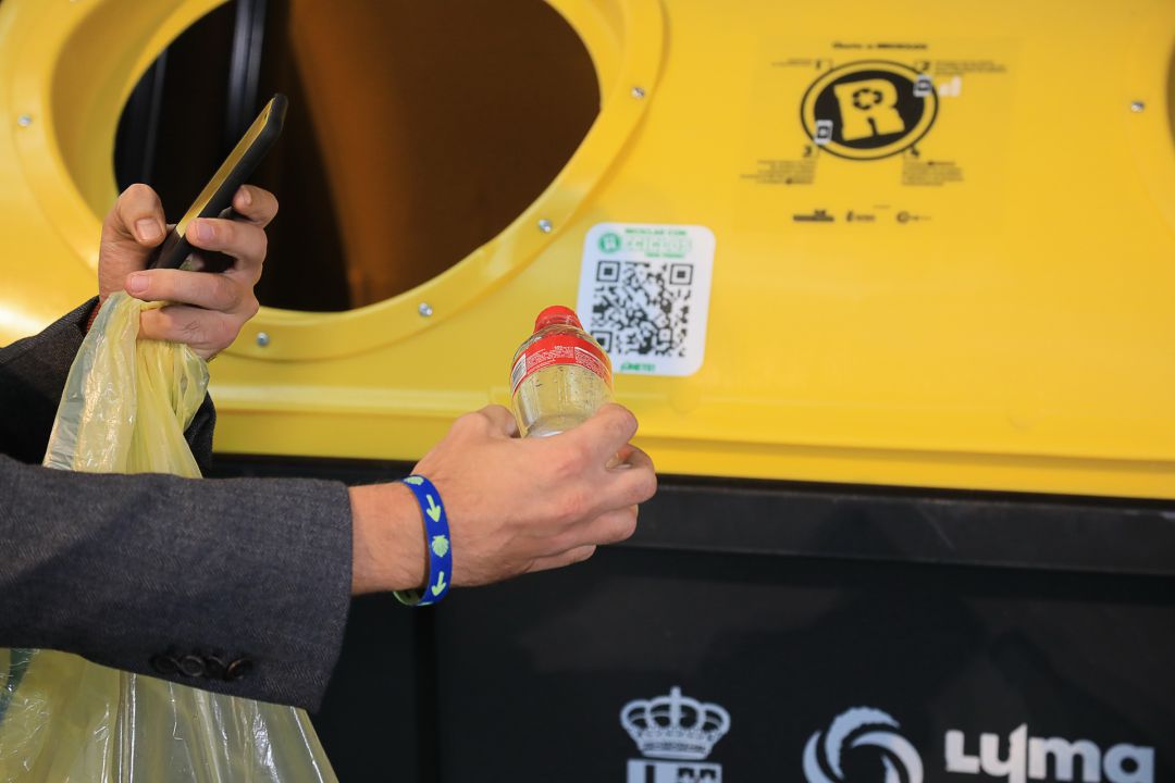 Para hacer uso de RECICLOS, los ciudadanos de Getafe solo tienen que descargarse la webapp, escanear el código de barras del envase que quieren reciclar y depositarlo en uno de los contenedores amarillos Para hacer uso de RECICLOS, los ciudadanos de Getafe solo tienen que descargarse la webapp, escanear el código de barras del envase que quieren reciclar y depositarlo en uno de los contenedores amarillos