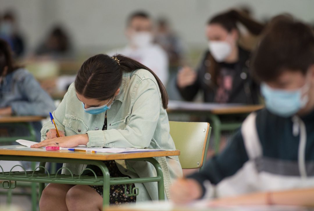 Estudiantes de bachillerato realizan en el IES Vilar Ponte los exámenes Selectividad o Pruebas de Acceso a la Universidad –PAU o ABAU- en Viveiro. Estudiantes de bachillerato realizan en el IES Vilar Ponte los exámenes Selectividad o Pruebas de Acceso a la Universidad –PAU o ABAU- en Viveiro.