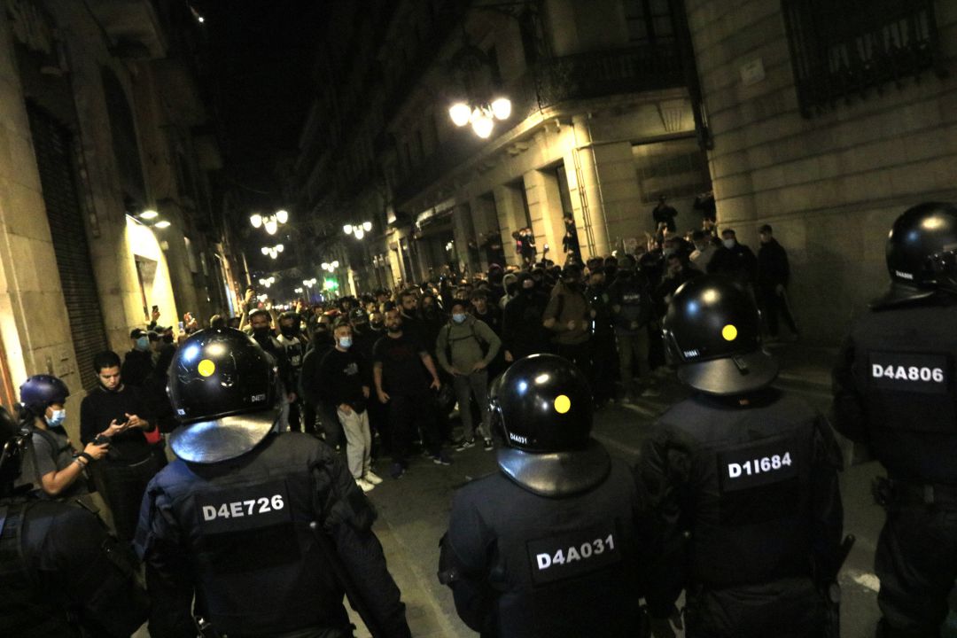 Cargas policiales en una protesta contra las medidas antiCOVID adoptadas por la Generalitat de Cataluña Cargas policiales en una protesta contra las medidas antiCOVID adoptadas por la Generalitat de Cataluña