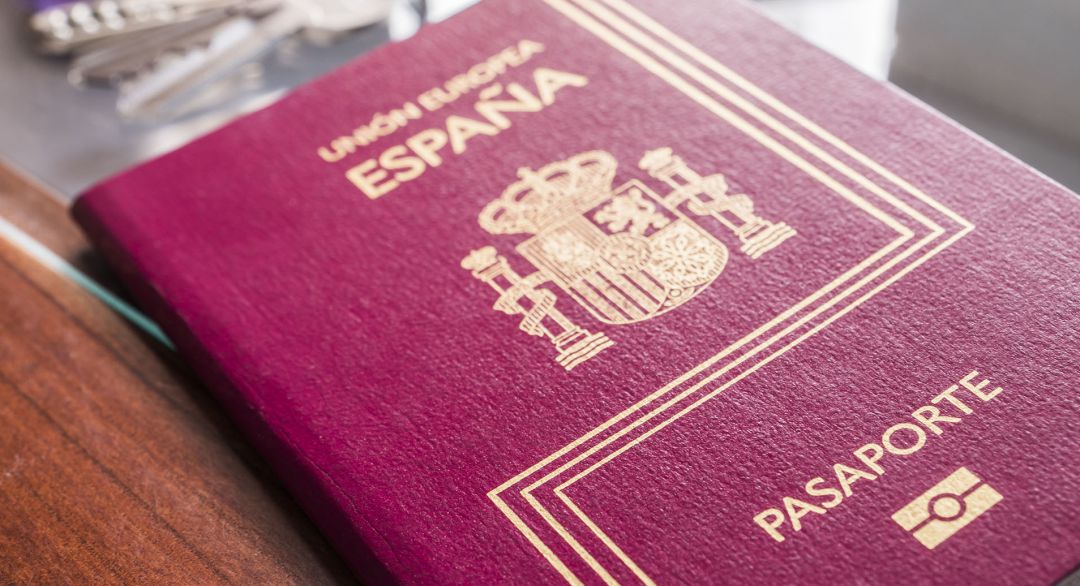 Hemos denunciado las colas para atender a refugiados y la dificultad que tienen para salir adelante en nuestro país. Aunque suene demagógico, duele comprobar que un compatriota suyo con dinero tiene todas las puertas abiertas gracias a la visa dorada: Suena naif pero ¿es ético? Hemos denunciado las colas para atender a refugiados y la dificultad que tienen para salir adelante en nuestro país. Aunque suene demagógico, duele comprobar que un compatriota suyo con dinero tiene todas las puertas abiertas gracias a la visa dorada: Suena naif pero ¿es ético?