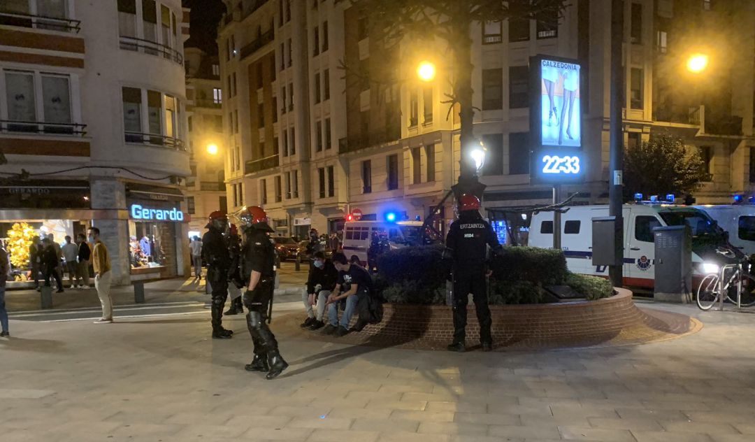 Varias patrullas de la Ertzaintza y de la policía local se ha desplegado en Indautxu Varias patrullas de la Ertzaintza y de la policía local se ha desplegado en Indautxu