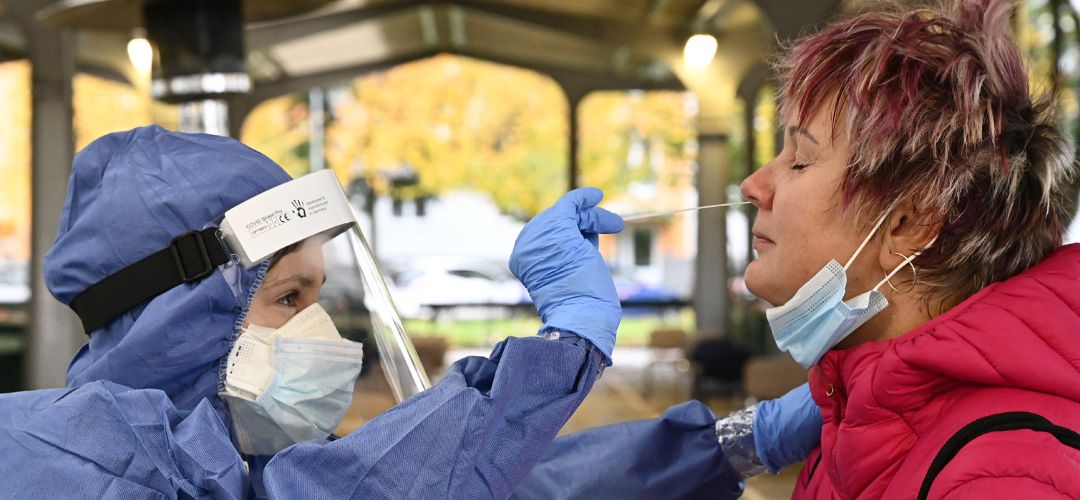 Realización de una prueba PCR a una mujer. Realización de una prueba PCR a una mujer.