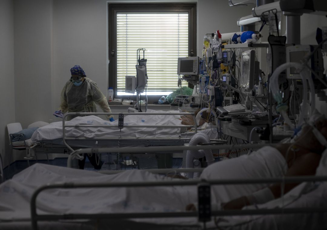 Unidad de Cuidados Intensivos (UCI) de un hospital Unidad de Cuidados Intensivos (UCI) de un hospital