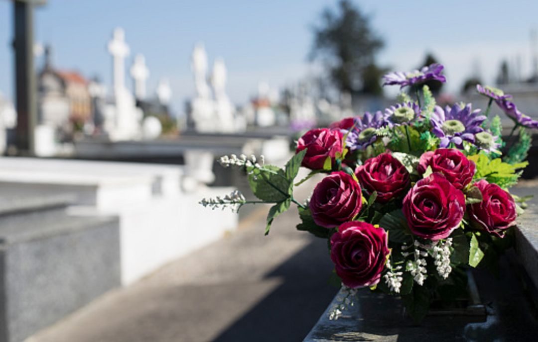 Ramo de flores en un cementerio Ramo de flores en un cementerio