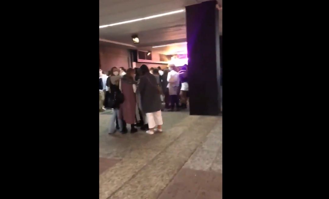 Varios jóvenes se aglomeran en la puerta de la discoteca Nuit Madrid en plena pandemia. Varios jóvenes se aglomeran en la puerta de la discoteca Nuit Madrid en plena pandemia.