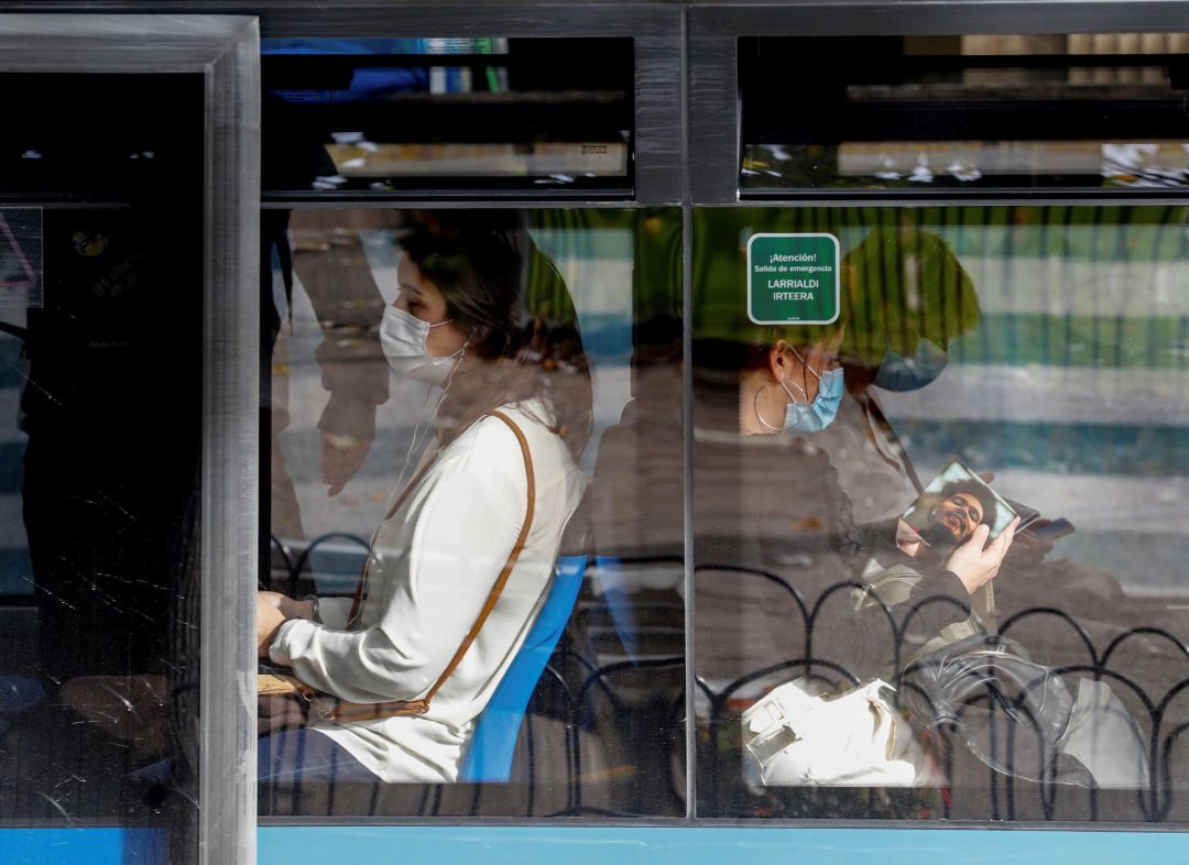 Pasajeros con mascarillas usan la red de autobús en San Sebastián este domingo. Las nuevas restricciones fijadas en Euskadi para frenar la pandemia de Covid-19 no afectan a los aforos del transporte público, que pueden completarse hasta el máximo, lo que ha generado quejas por aglomeraciones puntuales ante los operadores, que defienden que se trata de un entorno "seguro" Pasajeros con mascarillas usan la red de autobús en San Sebastián este domingo. Las nuevas restricciones fijadas en Euskadi para frenar la pandemia de Covid-19 no afectan a los aforos del transporte público, que pueden completarse hasta el máximo, lo que ha generado quejas por aglomeraciones puntuales ante los operadores, que defienden que se trata de un entorno "seguro"