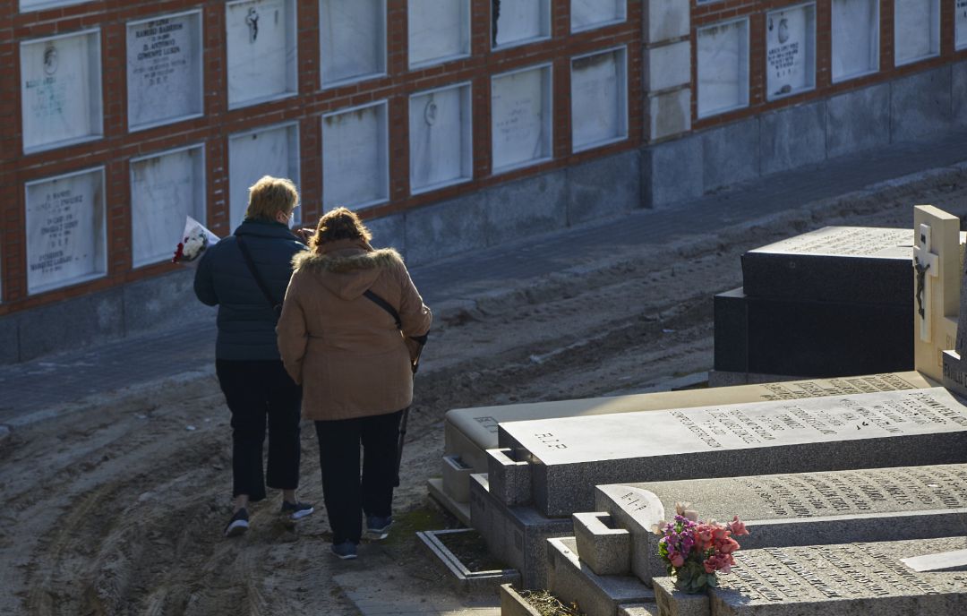 Visitantes en el recinto del Cementerio de la Almudena, en Madrid Visitantes en el recinto del Cementerio de la Almudena, en Madrid