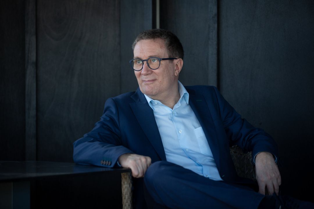 El escritor Luisgé Martín posa a la cámara tras recibir el 38 Premio Herralde de Novela, en el Hotel Condes de Barcelona, Catalunya, (España), a 2 de noviembre de 2020. Martín ha resultado ganador con la obra 'Cien noches', que fue presentada al galardón convocado por Editorial Anagrama bajo el seudónimo de Maria Slut, y Federico Falco ha quedado finalista con 'Los llanos' del argentino El escritor Luisgé Martín posa a la cámara tras recibir el 38 Premio Herralde de Novela, en el Hotel Condes de Barcelona, Catalunya, (España), a 2 de noviembre de 2020. Martín ha resultado ganador con la obra 'Cien noches', que fue presentada al galardón convocado por Editorial Anagrama bajo el seudónimo de Maria Slut, y Federico Falco ha quedado finalista con 'Los llanos' del argentino