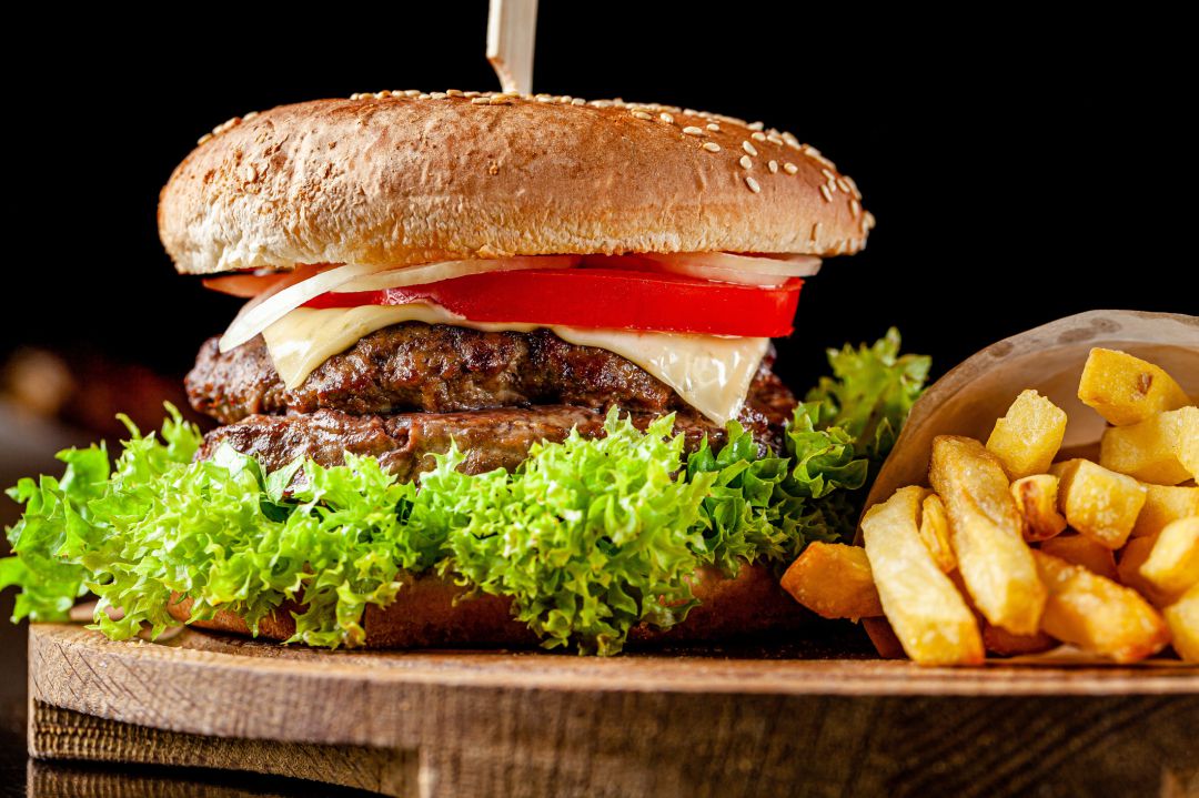 Hamburguesa de queso y patatas fritas Hamburguesa de queso y patatas fritas