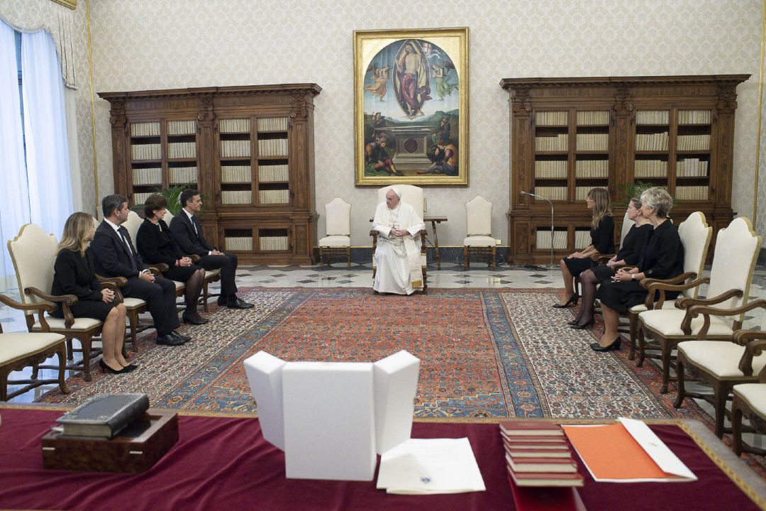 El Papa Francisco preside la reunión con el presidente del Gobierno, Pedro Sánchez, en el Vaticano. El Papa Francisco preside la reunión con el presidente del Gobierno, Pedro Sánchez, en el Vaticano.