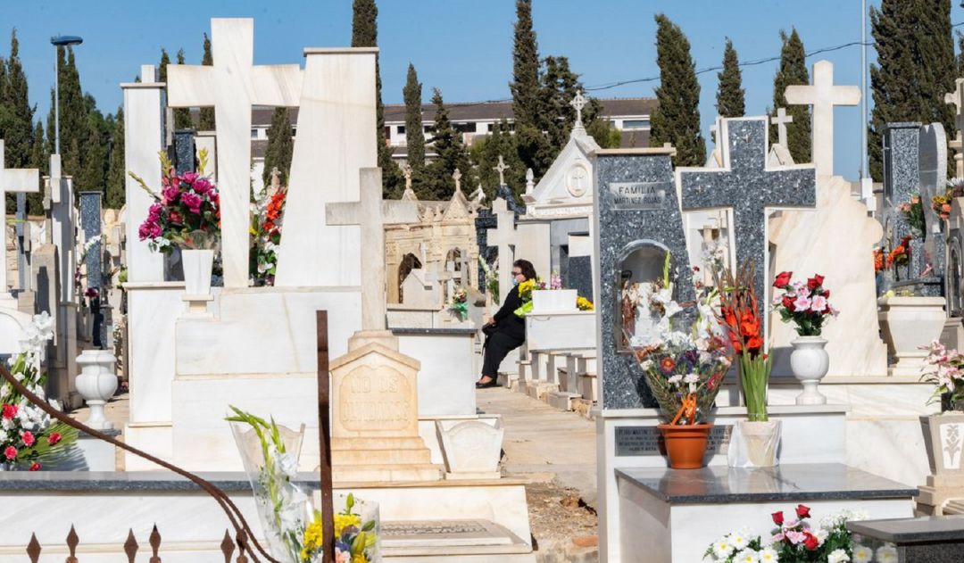 Festividad de Todos los Santos en el cementerio de San Antón. Festividad de Todos los Santos en el cementerio de San Antón.