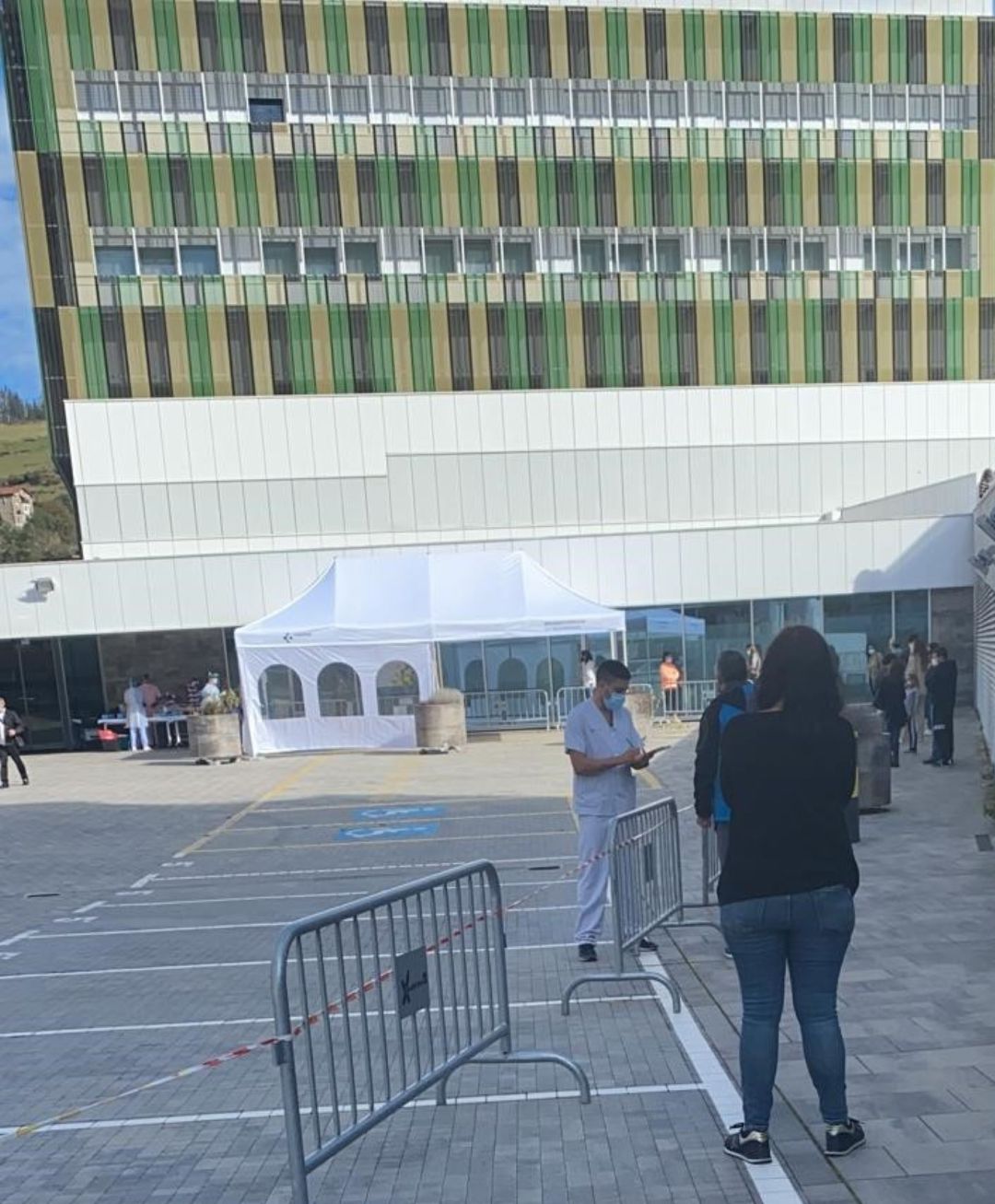 Imagen de personas esperando a ser sometidas a pruebas PCR en el Hospital de Eibar Imagen de personas esperando a ser sometidas a pruebas PCR en el Hospital de Eibar