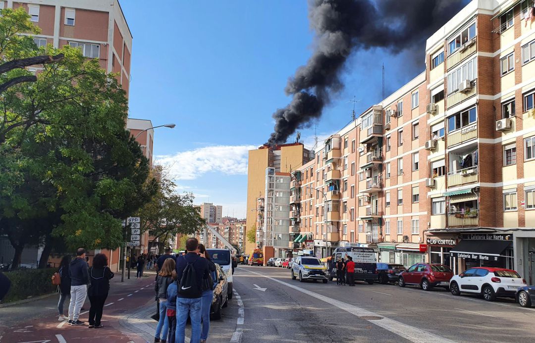 Un edificio de 12 plantas donde se ha registrado un incendio, en el barrio madrileño de La Elipa este lunes. Un edificio de 12 plantas donde se ha registrado un incendio, en el barrio madrileño de La Elipa este lunes.
