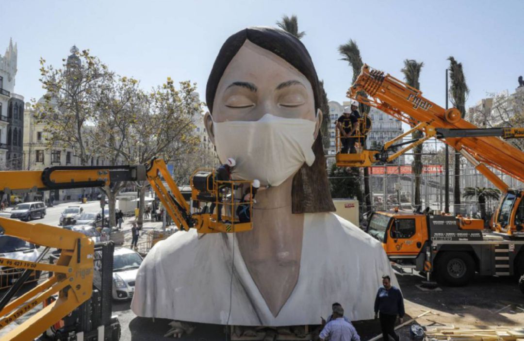 La meditadora con mascarilla fue símbolo de las "no fallas" de 2020 La meditadora con mascarilla fue símbolo de las "no fallas" de 2020