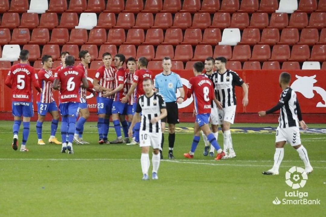 Celebración rojiblanca tras el gol. Celebración rojiblanca tras el gol.