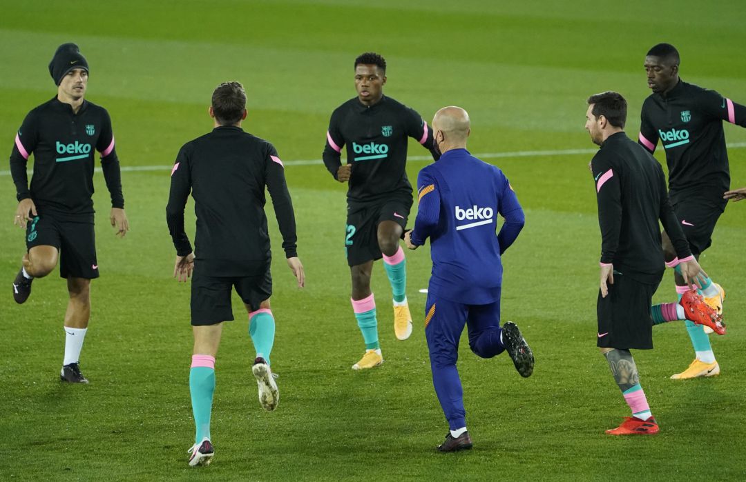 Jugadores del FC Barcelona calentando antes del partido contra el Alavés del pasado sábado Jugadores del FC Barcelona calentando antes del partido contra el Alavés del pasado sábado