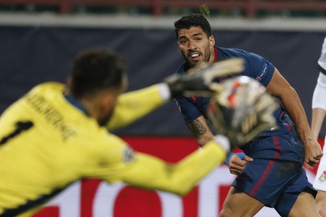 Luis Suárez, en un tiro a portería Luis Suárez, en un tiro a portería