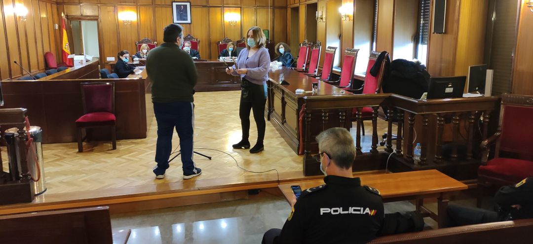 La agente judicial enseña los cuchillos al acusado La agente judicial enseña los cuchillos al acusado