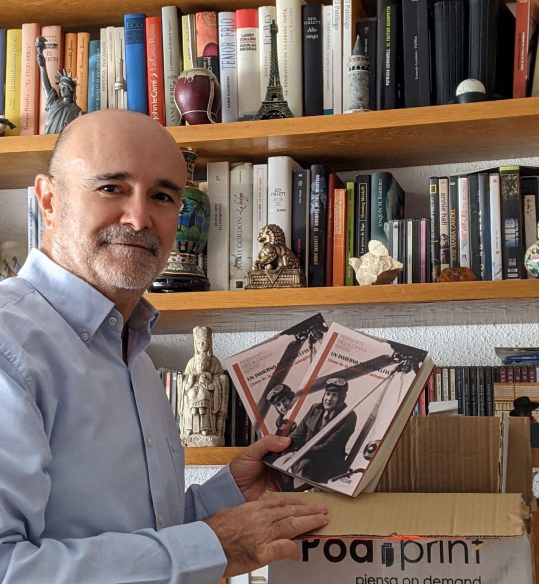 Fernando de la Cierva muestra los ejemplares de su novela 'Un invierno en Filadelfia' Fernando de la Cierva muestra los ejemplares de su novela 'Un invierno en Filadelfia'