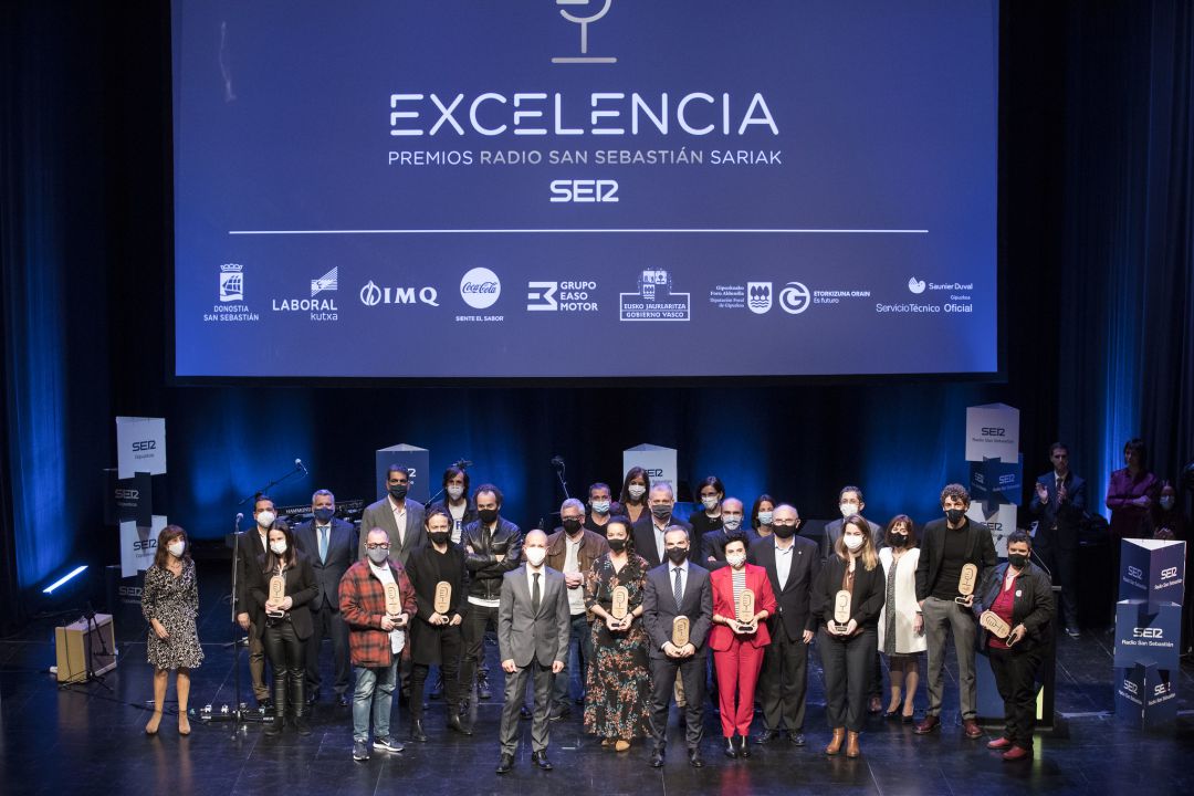 Foto de familia de los premiados en la tercera edición de los Premios Radio San Sebastián a la Excelencia. Foto de familia de los premiados en la tercera edición de los Premios Radio San Sebastián a la Excelencia.