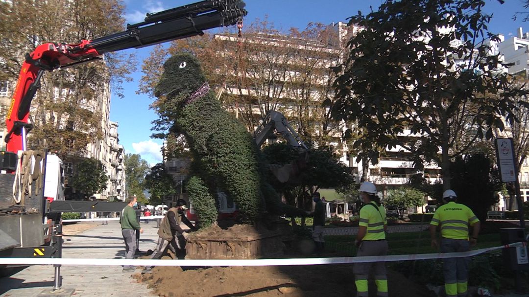 Operarios se afanan en colocar al Dinoseto en su nueva ubicación Operarios se afanan en colocar al Dinoseto en su nueva ubicación
