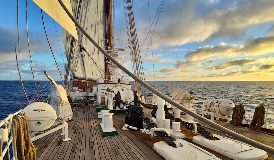Cubierta del Juan Sebastián Elcano, a primera hora de hoy, en aguas del océano Pacífico. Cubierta del Juan Sebastián Elcano, a primera hora de hoy, en aguas del océano Pacífico.