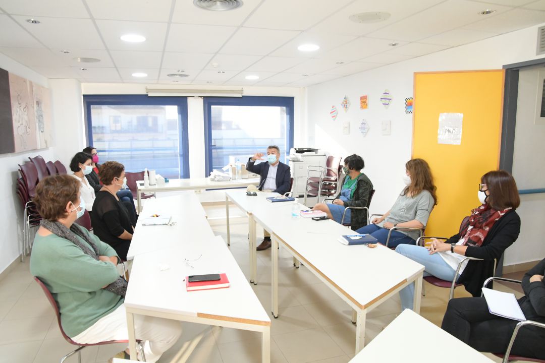Reunión del equipo base de Servicios Sociales, con el alcalde José Chulvi y la concejala Rita Berruti. Reunión del equipo base de Servicios Sociales, con el alcalde José Chulvi y la concejala Rita Berruti.