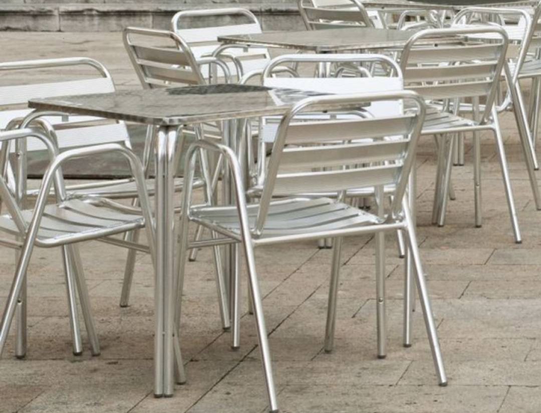 Mesas y sillas en terraza Mesas y sillas en terraza