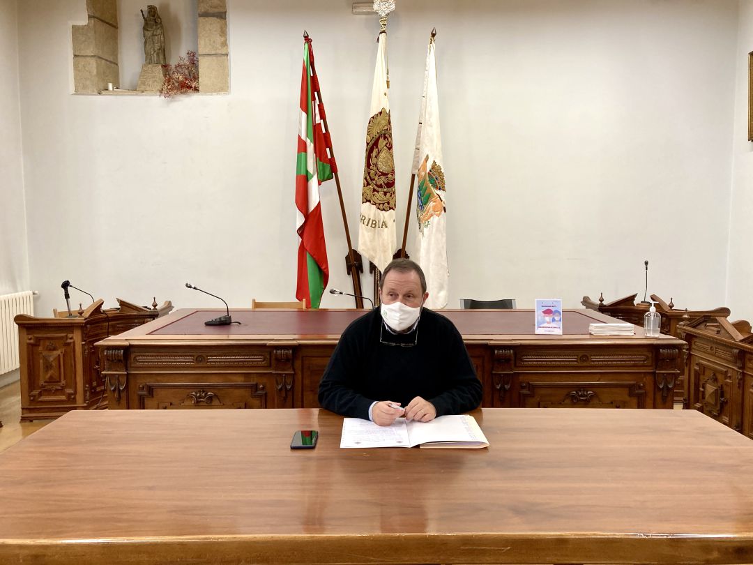 El alcalde, Txomin Sagarzazu, ha hecho balance de la situación actual de la pandemia en Hondarribia. El alcalde, Txomin Sagarzazu, ha hecho balance de la situación actual de la pandemia en Hondarribia.