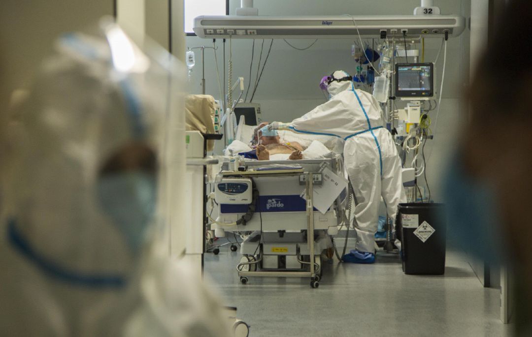 Profesionales sanitarios atienden a pacientes Covil en la unidad de cuidados intensivos Profesionales sanitarios atienden a pacientes Covil en la unidad de cuidados intensivos
