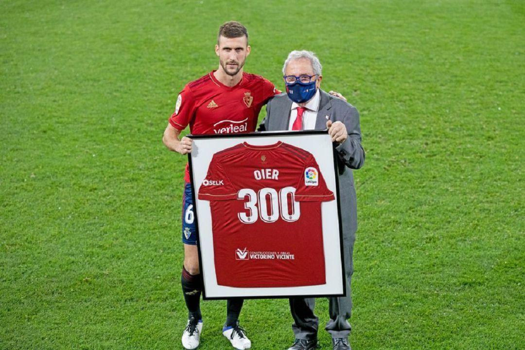 Oier Sanjurjo celebrando su partido 300 con Osasuna junto al presidente del club Luis Sabalza en el Sadar Oier Sanjurjo celebrando su partido 300 con Osasuna junto al presidente del club Luis Sabalza en el Sadar